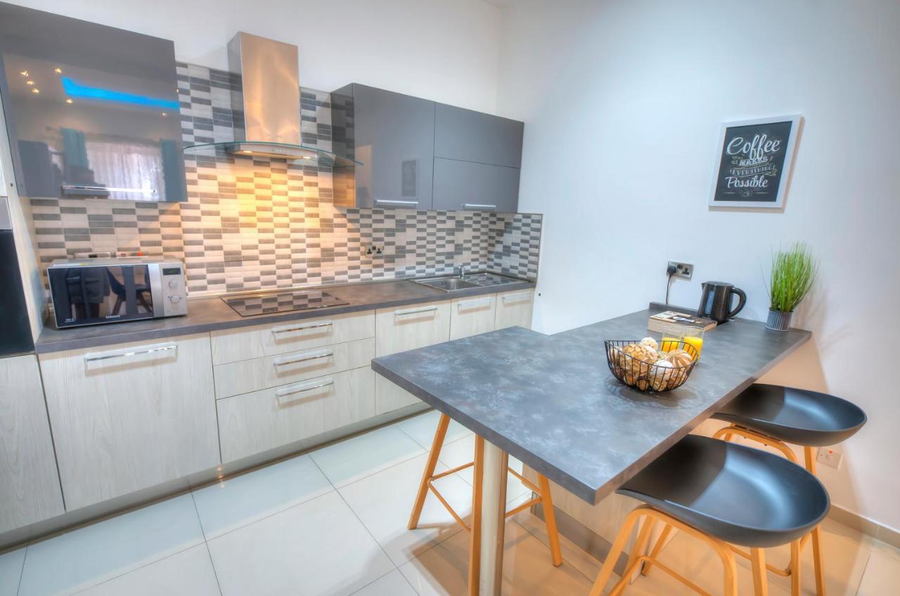 Apartment Spacious And Beautifully Furnished 3 Bedrooms/3bathrooms With 2 Balconies Wvid1-1 *