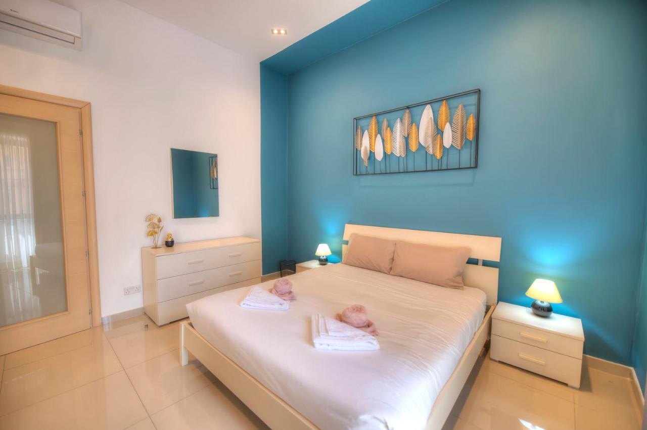 Apartment Spacious And Beautifully Furnished 3 Bedrooms/3bathrooms With 2 Balconies Wvid1-1 *