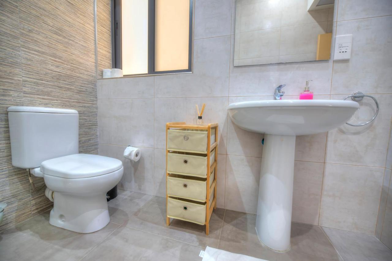 Spacious And Beautifully Furnished 3 Bedrooms/3bathrooms With 2 Balconies Wvid1-1 *